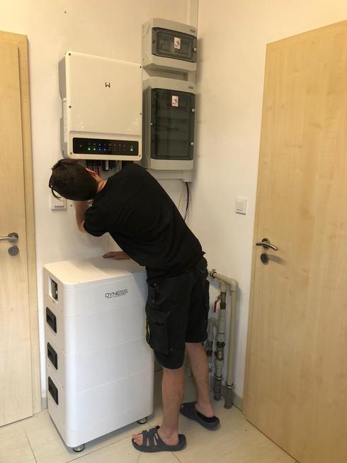 Dokončování montáže FV elektrárny u zákazníka, Znojmo