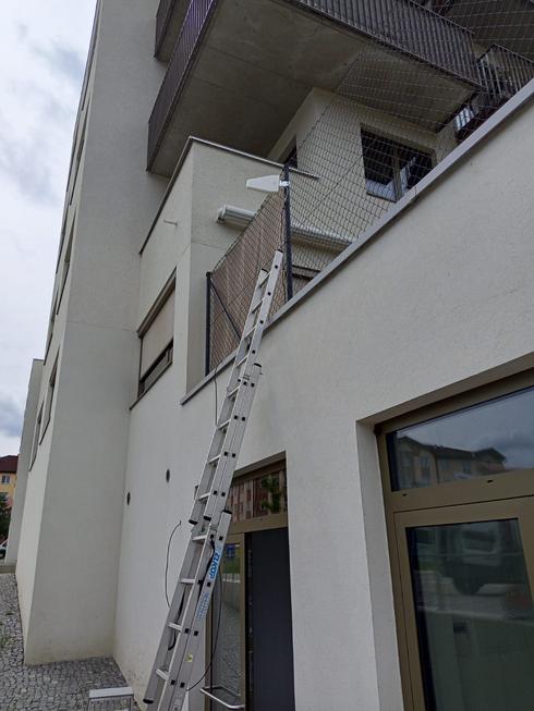 Montáž posilovače GSM signálu pro kanceláře.